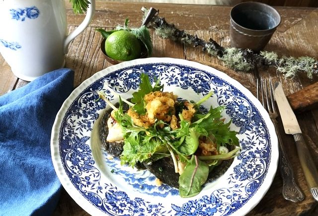 Fish taco on blue and white china plate - Brasserie Uno Zermatt